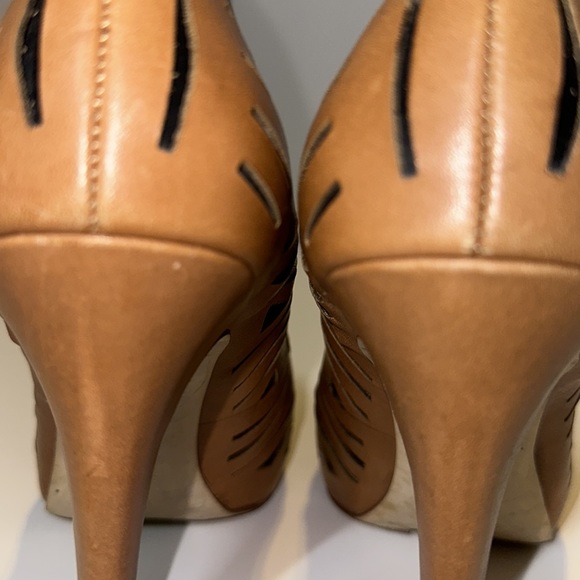 BCBG Prague Brown Leather Platform Size 9B/39 Tan Stilettò Pumps Shoes - Picture 8 of 9